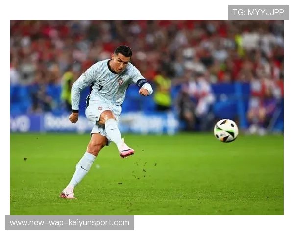 C罗招牌电梯球再度飞入死角