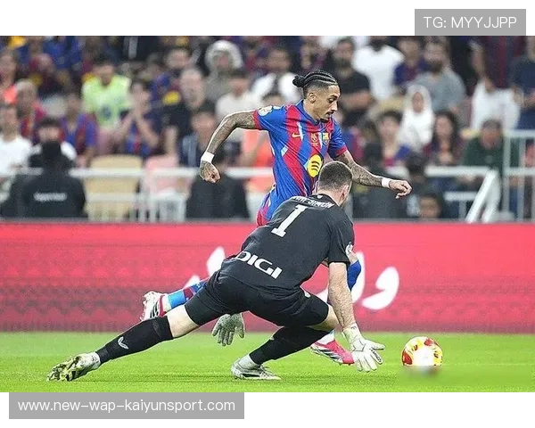 拉菲尼亚回传助攻队友门前补射